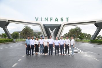 CÁN BỘ GIẢNG VIÊN KHOA CƠ KHÍ – Ô TÔ VÀ XÂY DỰNG THAM QUAN NHÀ MÁY VINFAST